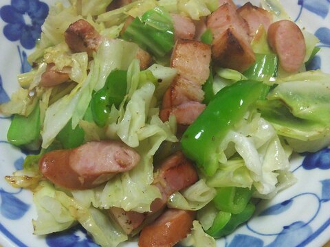 厚切りベーコン＆粗挽きウインナーのシンプル野菜炒め